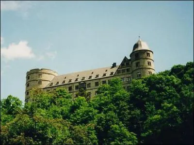 Comment s'appelle le chteau Renaissance situ dans le nord-est de la Rhnanie-du-Nord-Westphalie, en Allemagne, dont Hitler voulait faire le plus grand centre sotrique du monde ?