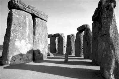 Comment s'appelait la race des Titans soi-disant  l'origine de la race allemande ?