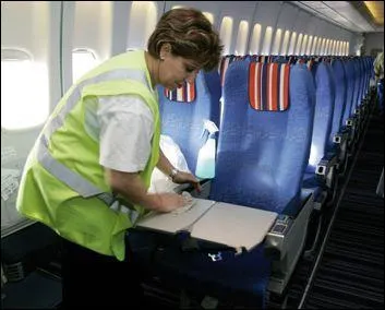  Le dernier sorti de l'avion le ______ 