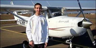  Bonjour  tous, nous avons une personne qui vole pour la premire fois aujourd'hui et c'est aussi son 50eme anniversaire !  (Applaudissement)  Souhaitons tous un joyeux anniversaire  notre _________ ! 