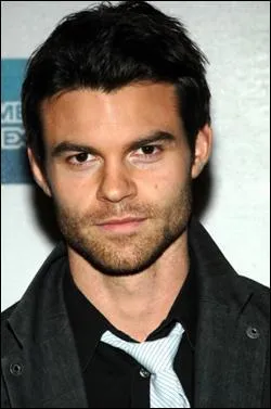 Quel est le nom de cet acteur interprtant le rle d'Elijah Mikaelson ?