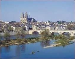 Pour finir, je vous emmne  Tours ( Indre-et-Loire ), o la ville est chef-lieu ...