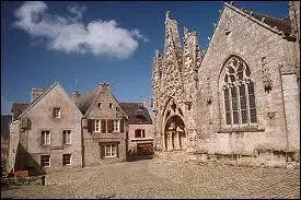 Nous quittons l'Est et nous passons  l'Ouest. En effet, je vous emmne  Pont-Croix ( Finistre ). Cette commune est chef-lieu ...