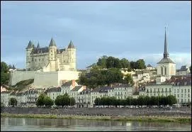 Nous allons visiter la ville de Saumur ( Maine-et-Loire ), o elle est chef-lieu ...