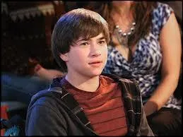 Que vole mily pour son frre ?