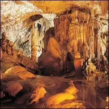 On peut visiter  les Grottes feriques  qui se trouvent prs de cette ville :