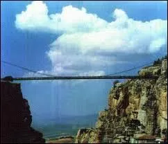 Btie sur un rocher, on l'appelle  la ville des ponts . Elle portait le nom de Cirta, c'est :