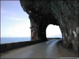 Une trs belle Corniche attire pas mal de touristes, elle se trouve entre :