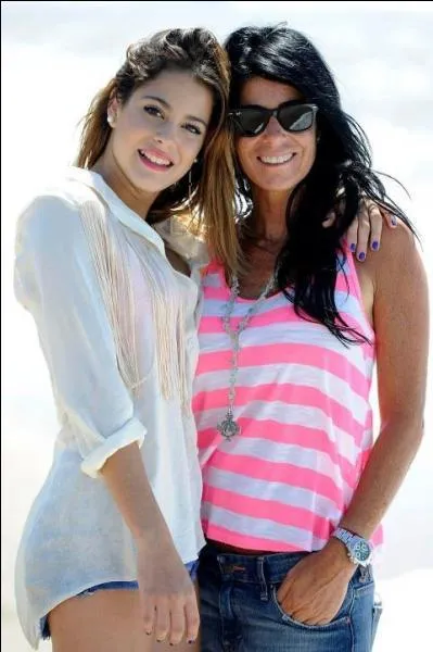 Sur la photo, qui est  ct de Violetta ?