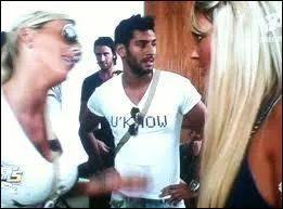 Sur la photo qui est en train de se clasher ?