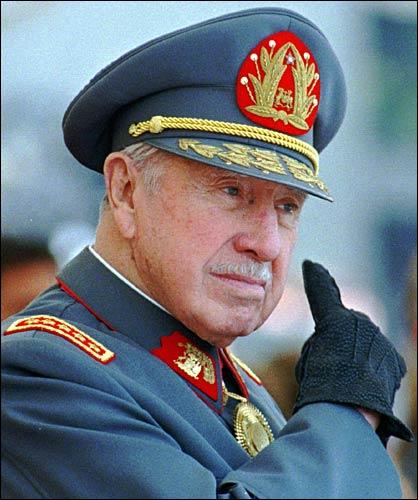 Quel dictateur se joint au complot qui débouche sur le Coup d'État du 11 septembre 1973 au Chili, pendant lequel le palais présidentiel (Palacio de la Moneda) fut bombardé avec des avions britanniques Hawker Hunter. Allende est
