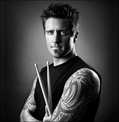 Comment s'appelle ce membre du groupe ?