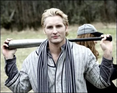 Qui joue Carlisle Cullen dans  Twilight  ?