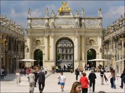 Quelle jolie ville se trouve sur cette photo ?