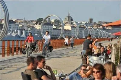 Quelle jolie ville se trouve sur cette photo ?