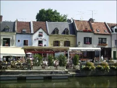 Quelle jolie ville se trouve sur cette photo ?