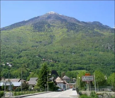 Quelle jolie ville se trouve sur cette photo ?