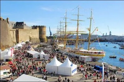 Quelle jolie ville se trouve sur cette photo ?