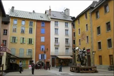 Quelle jolie ville se trouve sur cette photo ?