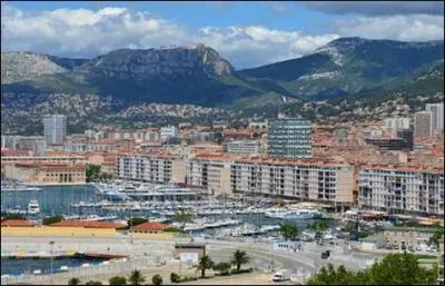 Quelle jolie ville se trouve sur cette photo ?