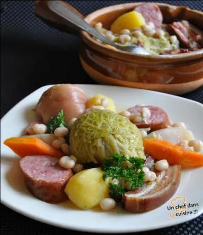 La pote champenoise,  base de lard, jambonneau et saucisses entourant un gros chou, est un plat rassasiant aux armes enchanteurs. Quel est son autre nom ?