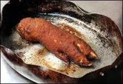 Cette recette est le rsultat d'une erreur. En 1730, la cuisinire d'une auberge a oubli, sur le feu, une marmite contenant cette viande avec os. Aujourd'hui, aprs une longue cuisson dans un court-bouillon, ce mets est roul dans la chapelure et pass au four trs chaud pour tre croustillant. Tout se mange ! Quel est ce plat ?