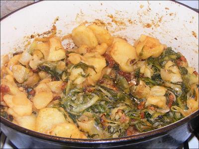 La Confrrie de la salade au lard ardennaise a t officialise en 2001. Pour obtenir ce plat tel qu'il tait  l'origine, il faut des pommes de terre chaudes crases, des lardons, des herbes aromatiques et ...