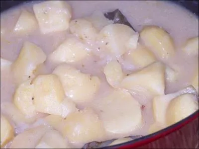 Ce plat typique des Ardennes est  un plat du pauvre . Il est  base de pommes de terre frottes  du lard et des oignons. C'est la :