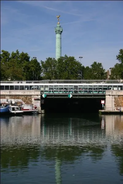 Comment s'appelait l'endroit o l'on gardait, rparait, et entretenait les navires de guerres ?