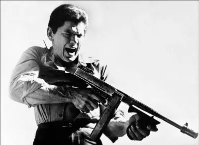 On surnomme parfois du nom de cette arme automatique une personne  l'locution rapide et hache.