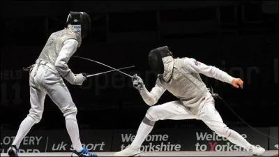 Comment s'appelle cette arme blanche lgre, qu'on peut mme  moucheter  pour l'exercice ?