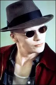 Quel est ce film peu connu qui relate l'histoire d'un enfant albinos aux pouvoirs paranormaux, contraint de quitter sa cachette où il vivait dissimulé depuis 15 ans, et qui est alors considéré comme un monstre électrique par la société ?