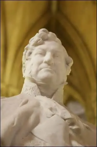 Ma mre parvient  m'exfiltrer vers la France et  rejoindre Paris o elle obtient audience auprs du roi, mais lequel ?