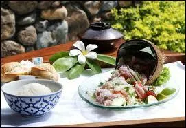 Que rajoute-t-on au moment de servir le  thon cru  la thalandaise  ?