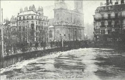 A cause de la crue de quel cours d'eau Besanon a-t-elle t inonde en 1910, ravageant 112 villages dans le Doubs, et 33 dans le Jura ?