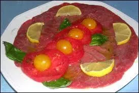 Quel est ce plat de viande crue coupe en tranche fines arroses d'huile et de citron ?
