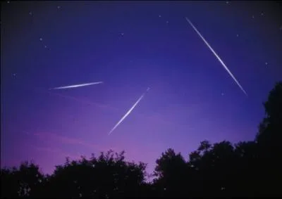 Par une ... sans nuages du mois d'aot, on peut apercevoir de nombreuses toiles filantes.