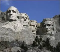 Visitons Disneyland, Cap Canaveral, Hollywood, mais n'oublions pas les Indiens Apaches, Cheyennes, Cherokees ou Iroquois qui étaient les maîtres de ce pays.