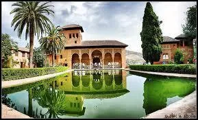 Traversons l'Atlantique et abordons la côte d'où Colomb est parti découvrir le nouveau continent. L'Alhambra est là pour témoigner de la grande civilisation des Maures en Andalousie.