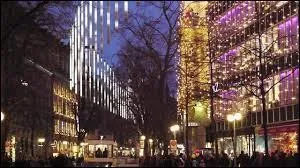 Traversons la "Bahnhofstrasse", l'une des rues les plus chères du monde, et n'oublions pas d'acheter un coucou comme souvenir. Dégustons-y le meilleur chocolat du monde.