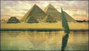 Prenons une felouque pour circuler sur le plus grand fleuve du monde et admirons, depuis notre embarcation, les pyramides des pharaons.
