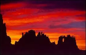 Enfin, reposons-nous en regardant le coucher du soleil, le plus beau du monde peut-être, au pied d'une hallucinante montagne, le "Hoggar", en sirotant le thé en compagnie des valeureux nomades que sont les Touaregs.