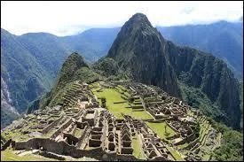 Méfions-nous des tribus d'indigènes réducteurs de têtes en traversant le lac Titicaca. Ici se trouve la cité légendaire des Incas du Machu Picchu.