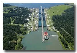 Enjambons ce canal le plus célèbre du monde et portons les chapeaux du même nom que ce pays d'Amérique centrale.