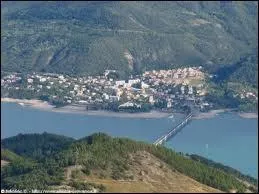  cause de la construction du barrage de Serre-Ponon (d'o le lac), un village a t submerg, et reconstruit plus haut. Quel est ce village ?