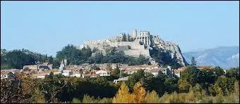 Ouvrons-nous :  environ 3km des Hautes-Alpes, nous pouvons admirer cette belle citadelle. Dans quelle commune est-elle ?
