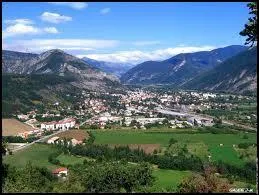 Veynes est une petite ville des Hautes-Alpes. Quel massif la domine ?