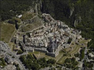 Quelle est cette sous-prfecture, reconnue notamment pour sa cit Vauban ?