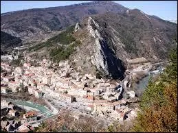 Quel est ce village perch sur cette montagne, travers par le Buch ?