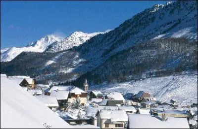 Quel est ce village, dont le col du mme nom marque la frontire italienne, sur la route d'Oulx ?